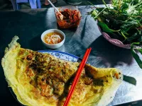 Zo bak je de Vietnamese pannenkoek die Michelin nu roemt