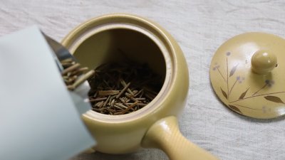 Hojicha latte is het nieuwe matcha (en zo maak je hem thuis)