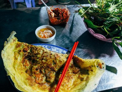 Zo bak je de Vietnamese pannenkoek die Michelin nu roemt