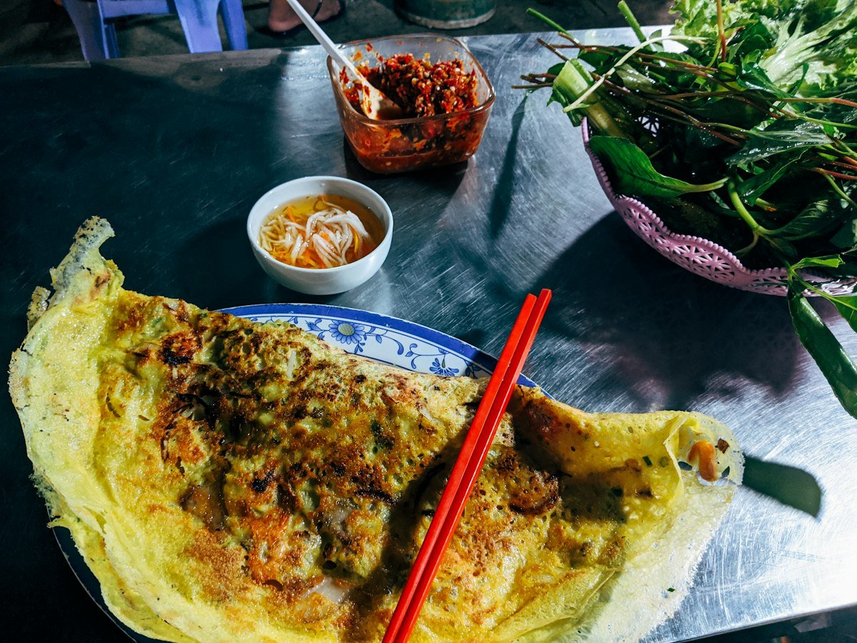 Zo bak je de Vietnamese pannenkoek die Michelin nu roemt